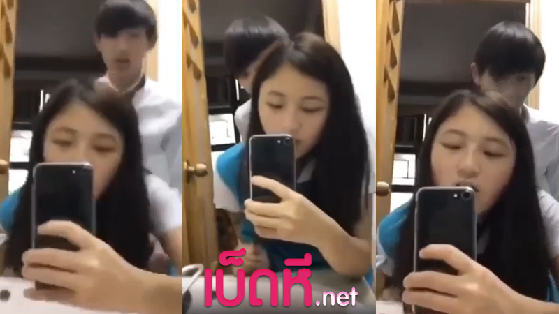 คลิปหลุดนักเรียน เย็ดกันหน้ากระจก โดนรุ่นพี่ม.6 เย็ดเปิดซิง ครั้งแรกก็จะเจ็บหีหน่อยๆ เอามือปิดปากแล้วบีบคอกระแทกหี ร่านๆโคตรได้อารมณ์